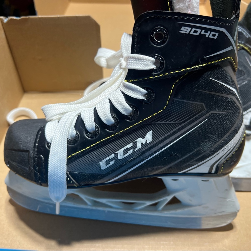 CCM 9040 Black and White Hockey Skates